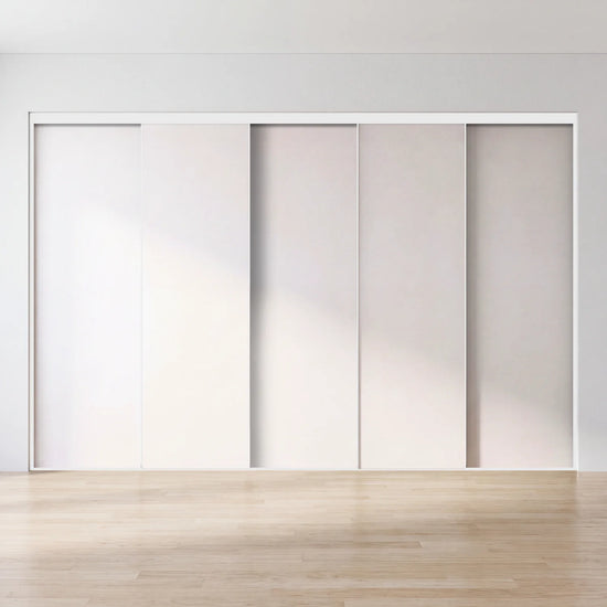 Witte schuifdeurwand op maat met 5 deuren en wit profiel