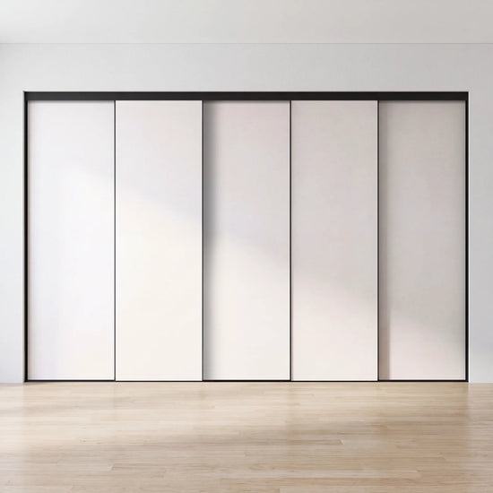 Witte schuifdeurwand op maat met 5 deuren en zwart profiel