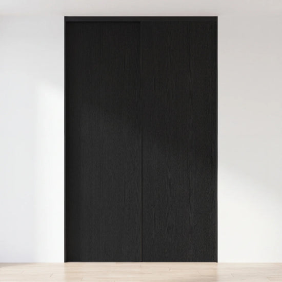 Zwart houten schuifdeurwand op maat met 2 deuren en zwart profiel