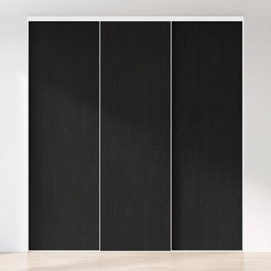 Zwart houten schuifdeurwand op maat met 3 deuren en wit profiel