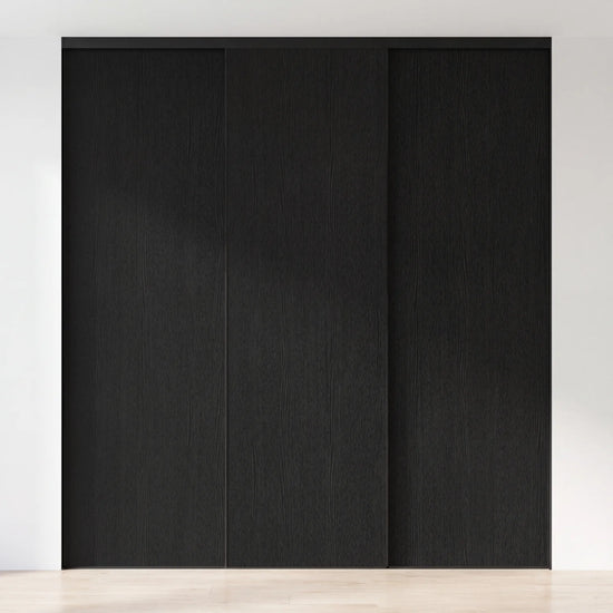 Zwart houten schuifdeurwand op maat met 3 deuren en zwart profiel