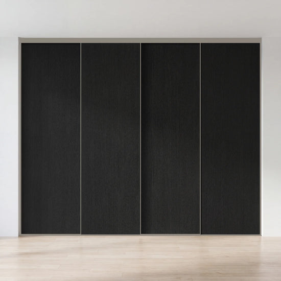Zwart houten schuifdeurwand op maat met 4 deuren en kwartsgrijs profiel