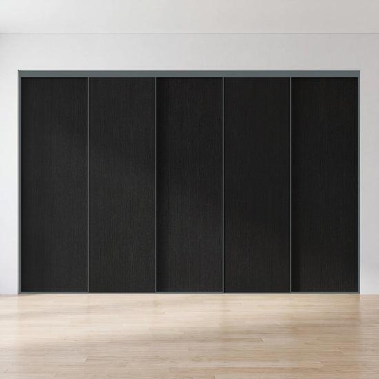 Zwart houten schuifdeurwand op maat met 5 deuren en antraciet profiel