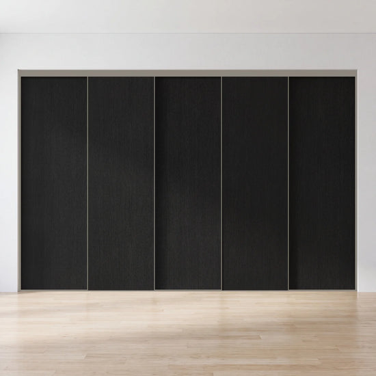Zwart houten schuifdeurwand op maat met 5 deuren en kwartsgrijs profiel