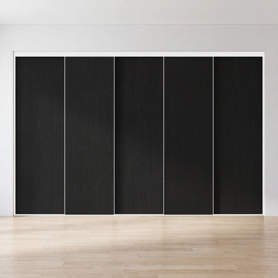 Zwart houten schuifdeurwand op maat met 5 deuren en wit profiel
