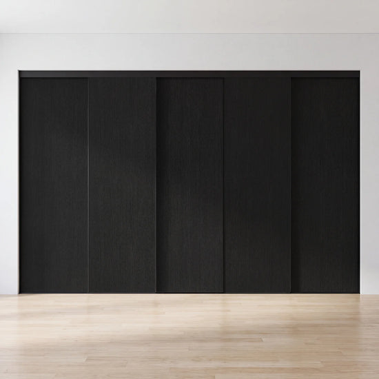 Zwart houten schuifdeurwand op maat met 5 deuren en zwart profiel
