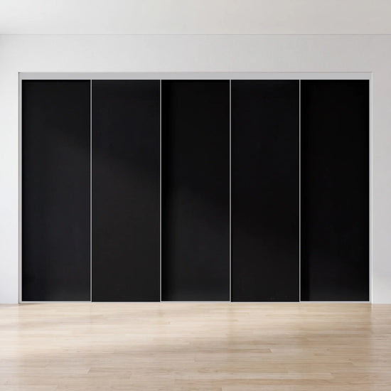 Zwarte schuifdeurwand op maat met 5 deuren en aluminium profiel